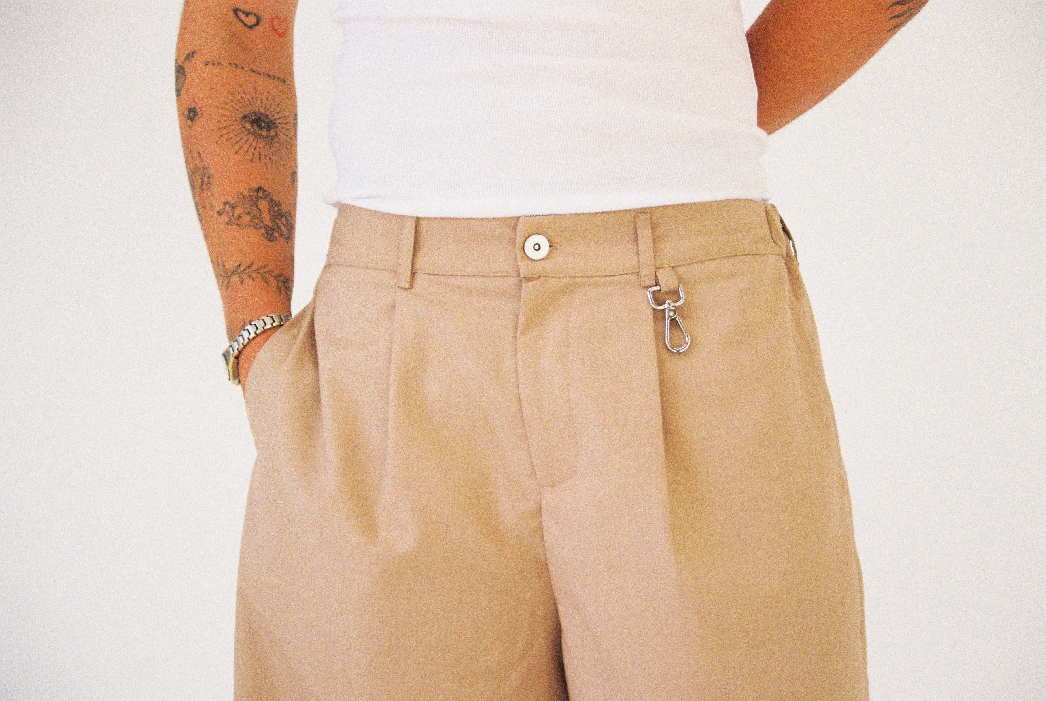 PLEATED UTILITY SHORTS - BEIGE