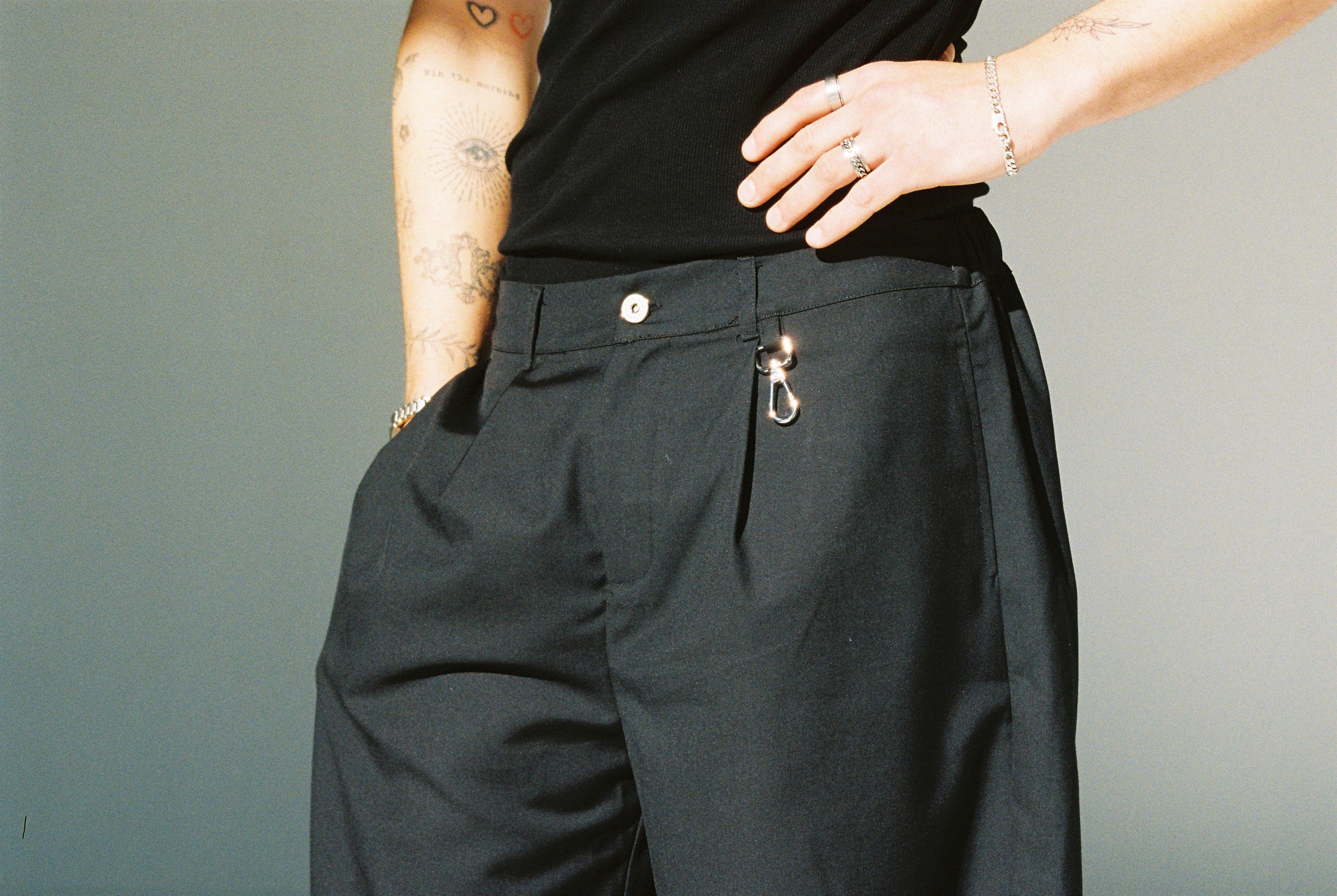 PLEATED UTILITY SHORTS - BLACK