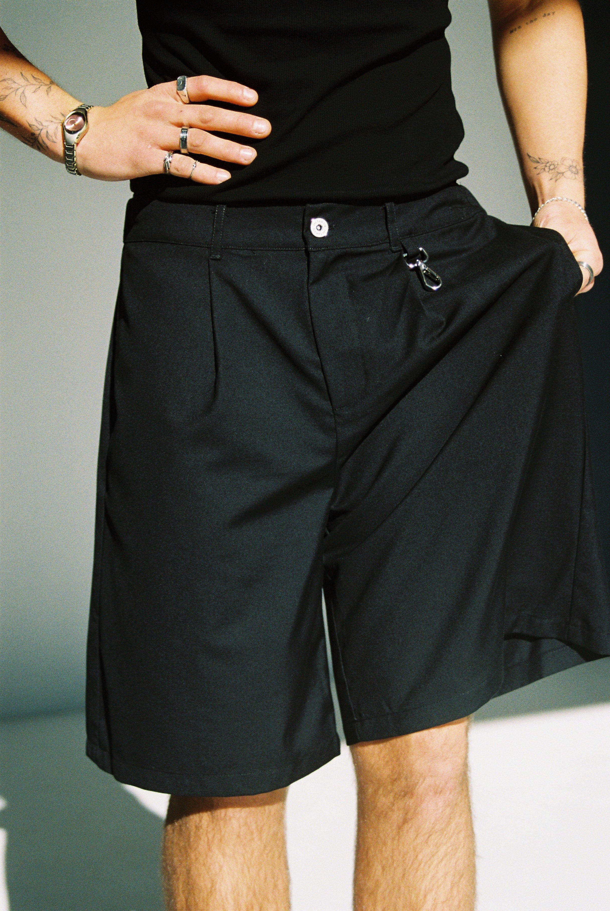 PLEATED UTILITY SHORTS - BLACK