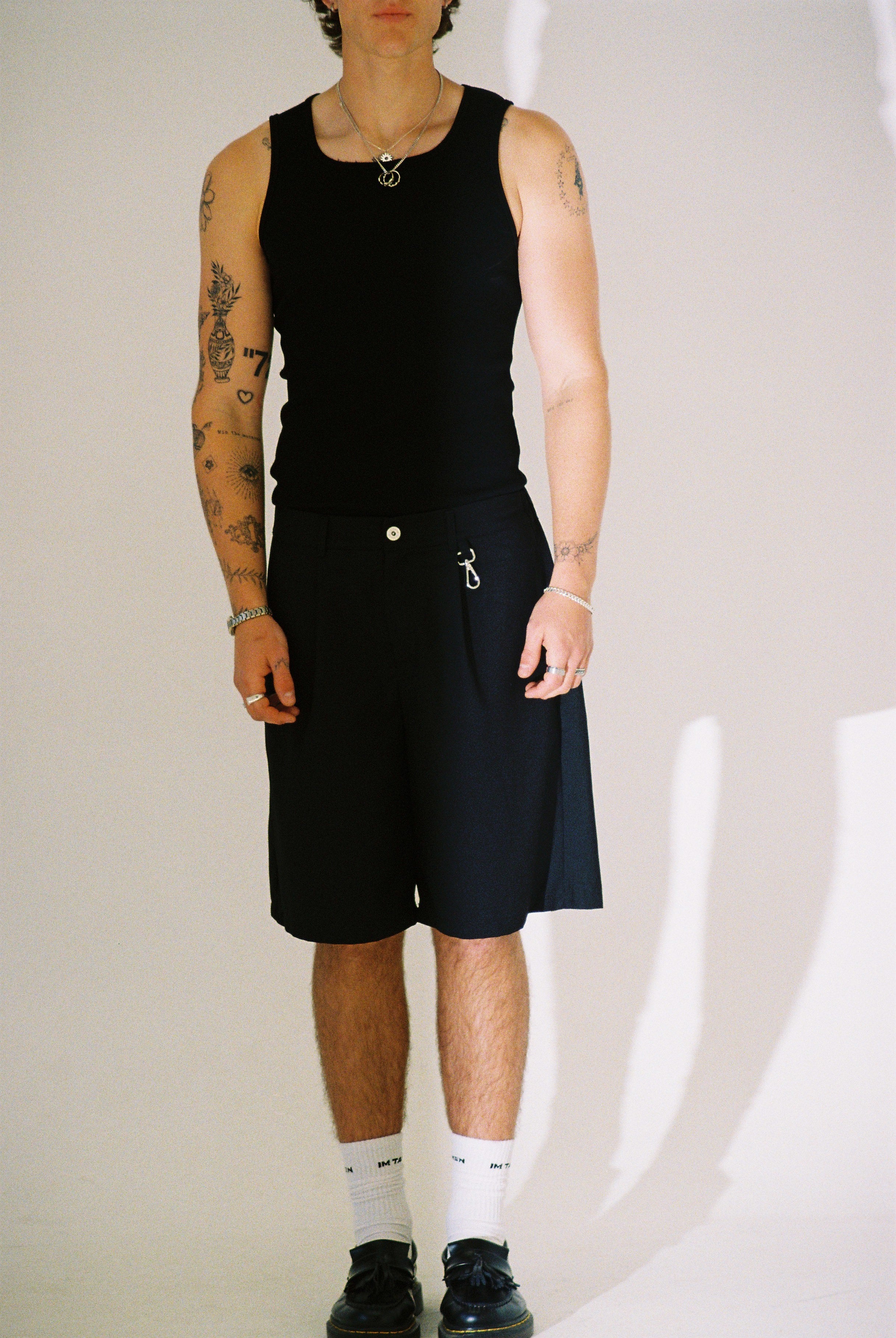 PLEATED UTILITY SHORTS - BLACK