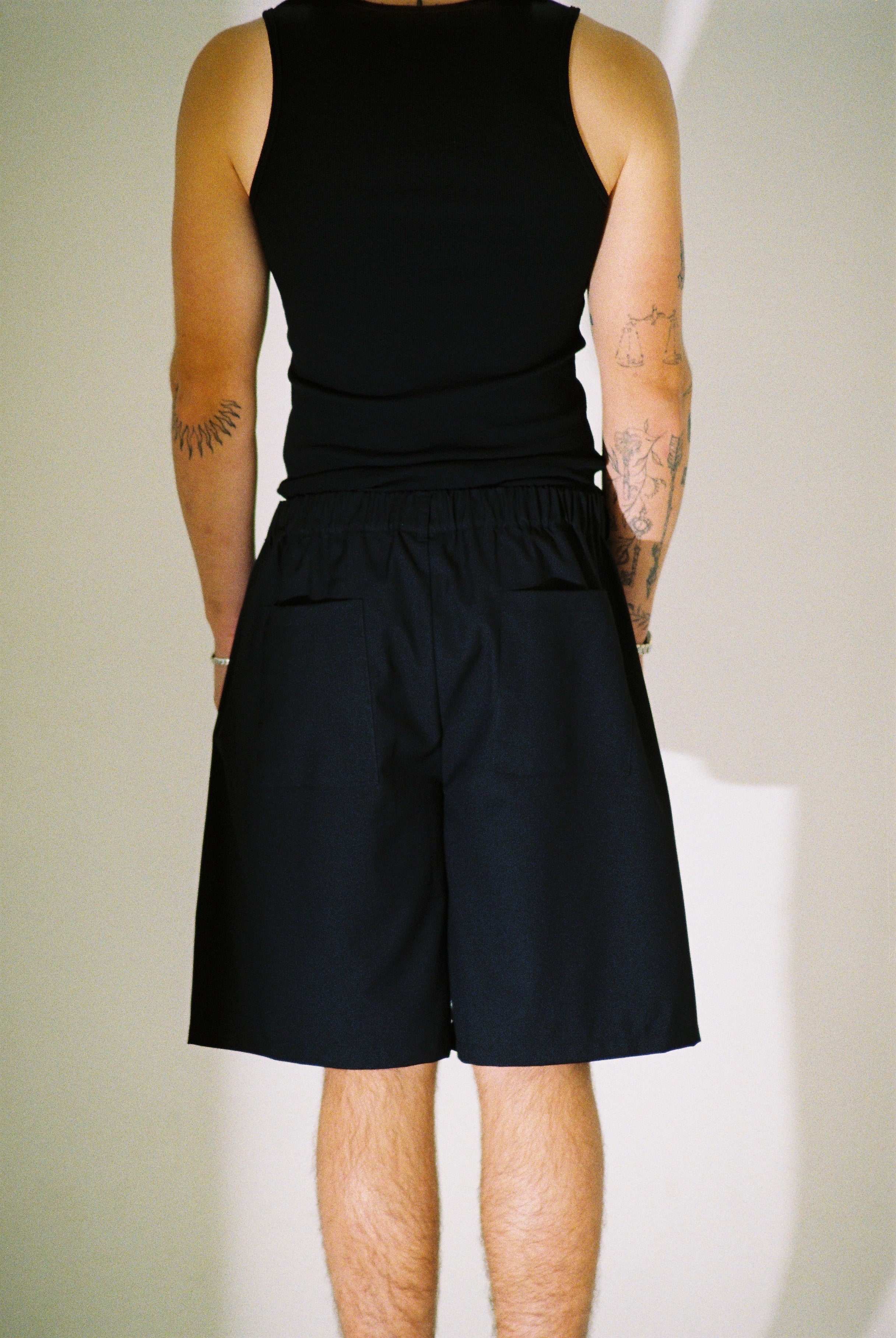 PLEATED UTILITY SHORTS - BLACK